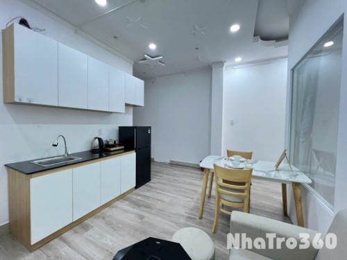 Căn hộ 2PN full nội thất cửa sổ thoáng Hoàng Diệu quận 4, gần Đại học Luật