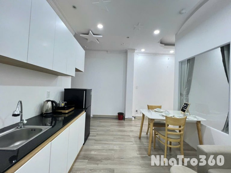Căn hộ 2PN full nội thất cửa sổ thoáng Hoàng Diệu quận 4, gần Đại học Luật