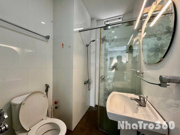 Cho thuê căn hộ ban công, Q1, đường Nguyễn Trung Ngạn, gần Thảo Cầm Viên, Cầu Thị Nghè, Cầu Ba Son