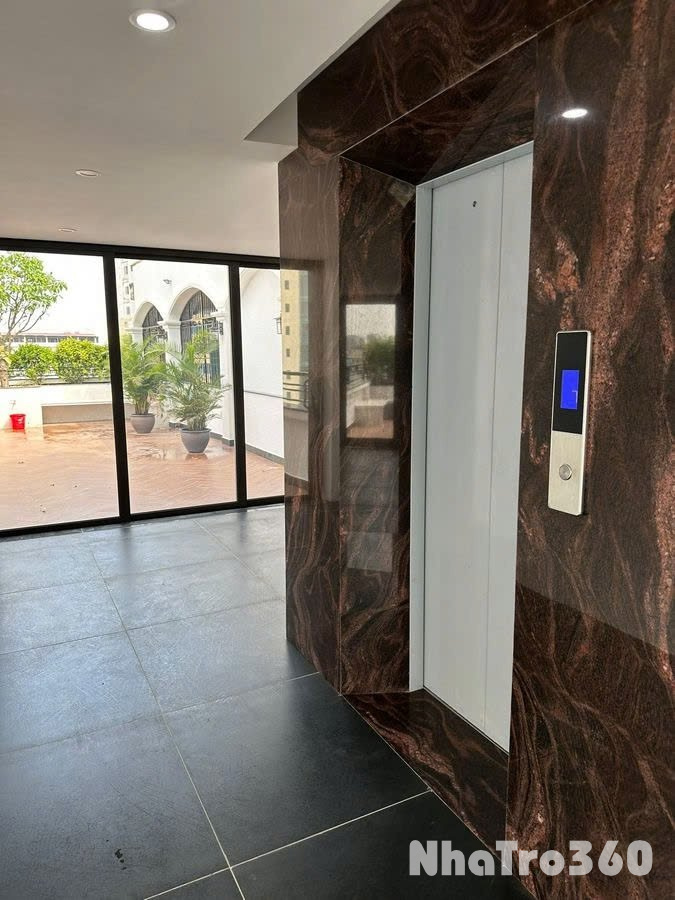 Cho thuê nhà lô góc, mới, Duy Tân, thang máy; vỉa hè 122m2* 5T- 50 Tr