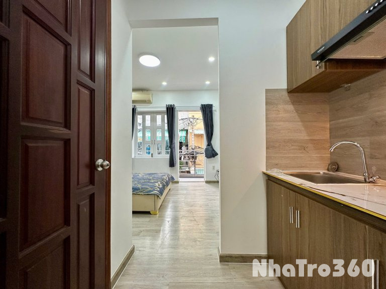 Cho thuê căn hộ ban công, Q1, đường Nguyễn Trung Ngạn, gần Thảo Cầm Viên, Cầu Thị Nghè, Cầu Ba Son