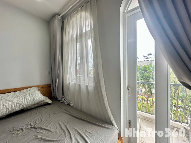 Cho thuê căn hộ ban công, Q1, đường Nguyễn Nguyễn Trãi, gần ĐH Sài Gòn, cầu Nguyễn Văn Cừ, Công Viên 23/9
