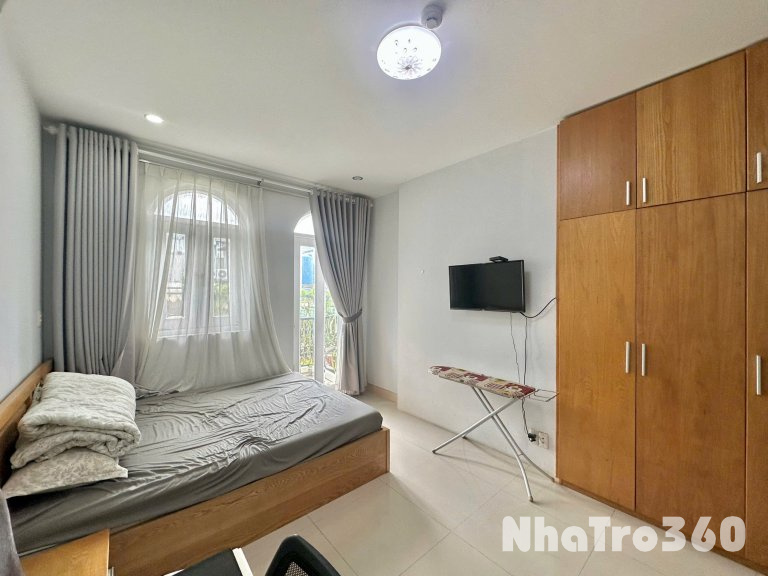 Cho thuê căn hộ ban công, Q1, đường Nguyễn Nguyễn Trãi, gần ĐH Sài Gòn, cầu Nguyễn Văn Cừ, Công Viên 23/9