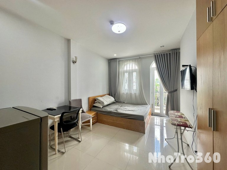 Cho thuê căn hộ ban công, Q1, đường Nguyễn Nguyễn Trãi, gần ĐH Sài Gòn, cầu Nguyễn Văn Cừ, Công Viên 23/9
