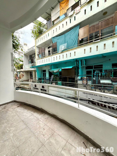 Căn hộ dịch vụ 2PN ban công đường 3/2 Q10 - gần Vạn Hạnh Mall, Vincom Plaza, Việt Nam Quốc Tự,...