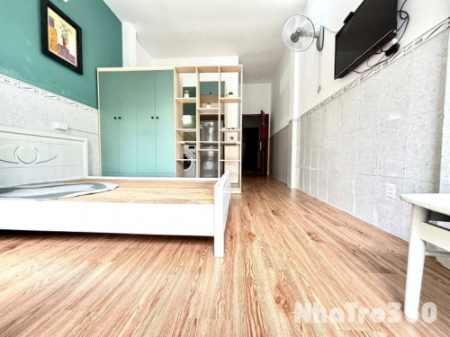 Cho thuê căn hộ ban công, Q10, đường Sư Vạn Hạnh, gần ĐH Bách Khoa, Y Khoa, ĐH Kinh Tế