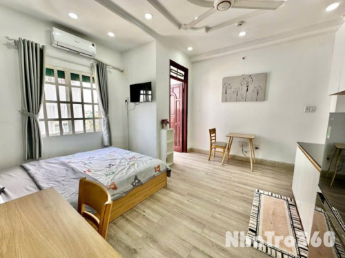 Cho thuê căn hộ ban công, Q4, đường Hoàng Diệu, gần ĐH Luật, ĐH Nguyễn Tất Thành, chợ Xóm Chiếu