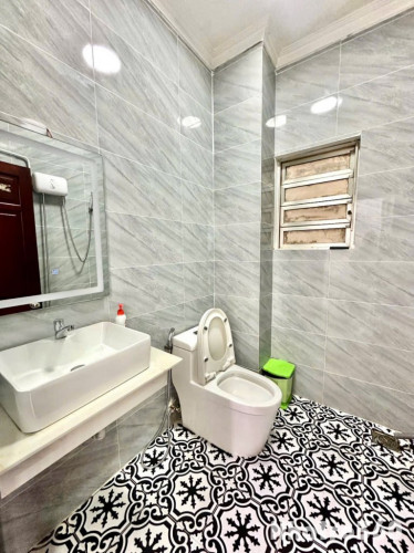 Cho thuê căn hộ ban công, Q4, đường Hoàng Diệu, gần ĐH Luật, ĐH Nguyễn Tất Thành, chợ Xóm Chiếu