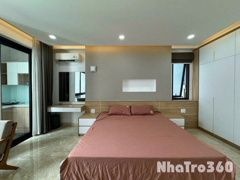 Cho thuê căn hộ ban công, Q10, đường Nguyễn Tri Phương, gần ĐH Y Khoa, ĐH Kinh Tế, Vạn Hạnh Mall