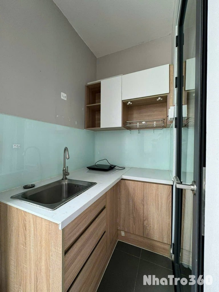 Cho thuê căn hộ ban công, Q10, đường Nguyễn Tri Phương, gần ĐH Y Khoa, ĐH Kinh Tế, Vạn Hạnh Mall