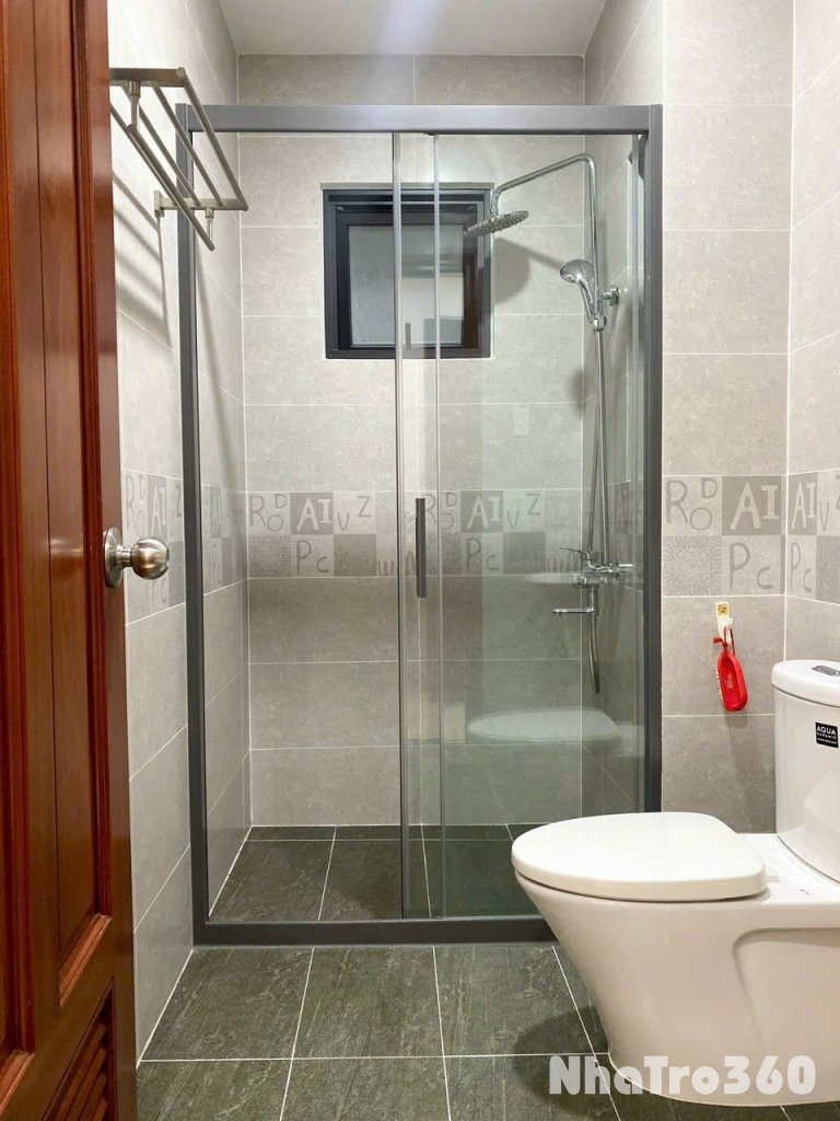 Cho thuê căn hộ ban công, Q10, đường Nguyễn Tri Phương, gần ĐH Y Khoa, ĐH Kinh Tế, Vạn Hạnh Mall