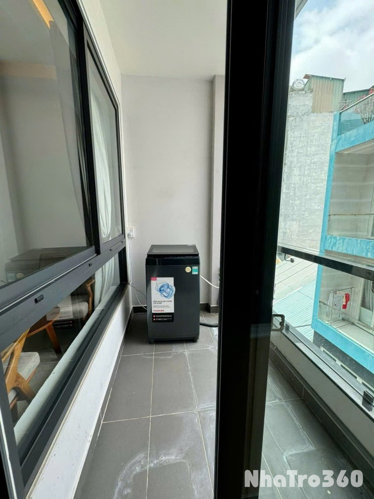 Cho thuê căn hộ ban công, Q10, đường Nguyễn Tri Phương, gần ĐH Y Khoa, ĐH Kinh Tế, Vạn Hạnh Mall