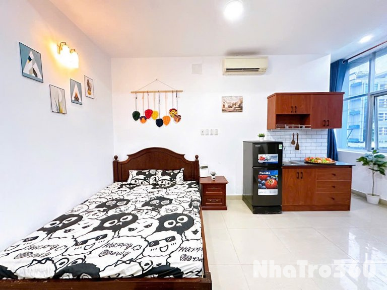 Cho thuê căn hộ ban công, Q10, đường Thành Thái, gần ĐH Kinh Tế, ĐH Y Khoa, Vạn Hạnh Mall