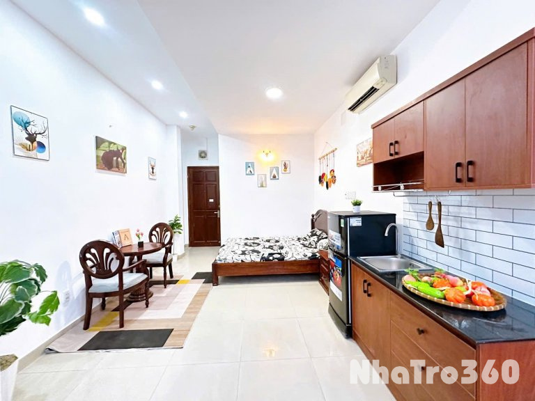 Cho thuê căn hộ ban công, Q10, đường Thành Thái, gần ĐH Kinh Tế, ĐH Y Khoa, Vạn Hạnh Mall