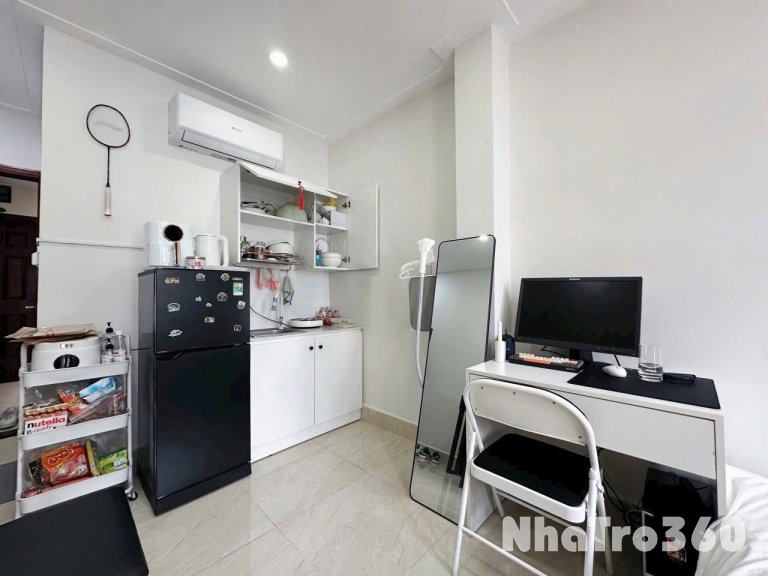 Cho thuê căn hộ ban công, Q10, đường Thành Thái, gần ĐH Kinh Tế, ĐH Y Khoa, Vạn Hạnh Mall