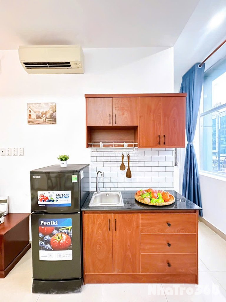 Cho thuê căn hộ ban công, Q10, đường Thành Thái, gần ĐH Kinh Tế, ĐH Y Khoa, Vạn Hạnh Mall