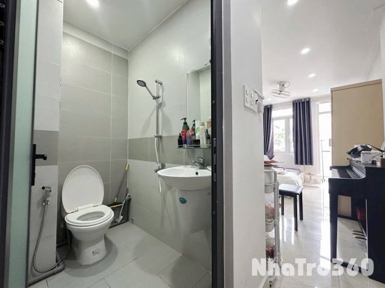 Cho thuê căn hộ ban công, Q10, đường Thành Thái, gần ĐH Kinh Tế, ĐH Y Khoa, Vạn Hạnh Mall