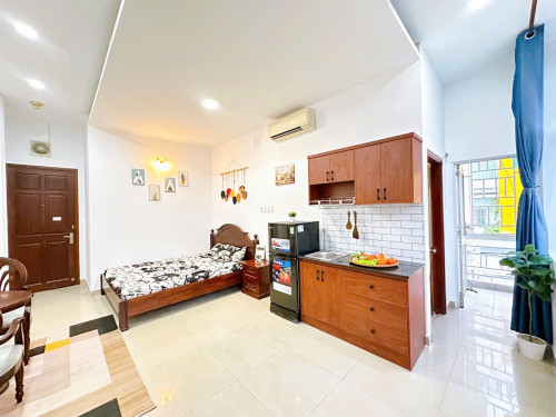 Cho thuê căn hộ ban công, Q10, đường Thành Thái, gần ĐH Kinh Tế, ĐH Y Khoa, Vạn Hạnh Mall