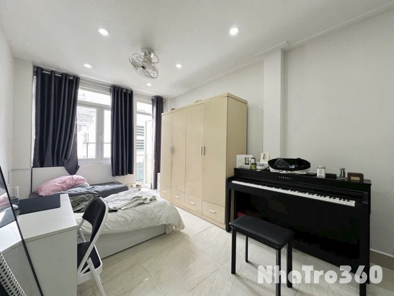 Cho thuê căn hộ ban công, Q10, đường Thành Thái, gần ĐH Kinh Tế, ĐH Y Khoa, Vạn Hạnh Mall