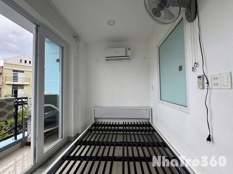 Cho thuê căn hộ 2PN, ban công, Q4, đường Vĩnh Hội, gần ĐH Luật, ĐH Nguyễn Tất Thành, chợ Xóm Chiếu