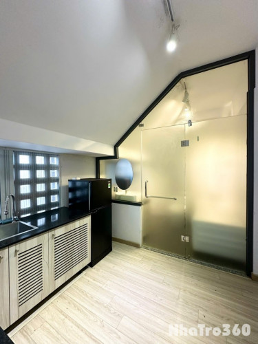 Ban công lớn - tách bếp - full nội thất xịn xò ngay mặt tiền đường trung tâm quận 1.