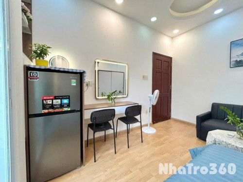 Căn hộ một phòng ngủ, có ban công, cửa sổ, TB