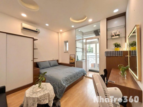 Căn hộ một phòng ngủ, có ban công, cửa sổ, TB