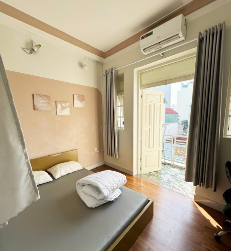 Cho thuê phòng trọ ban công đường Bạch Đằng ngay sân bay Tân Sơn Nhất.