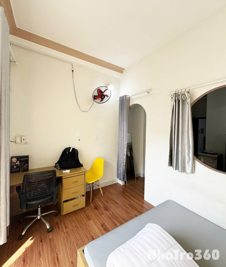 Cho thuê phòng trọ ban công đường Bạch Đằng ngay sân bay Tân Sơn Nhất.