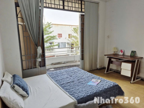 Cho thuê căn hộ ban công, Q4, Đường Nguyễn Tất Thành, gần ĐH Nguyễn Tất Thành, Cầu Tân Thuận, Chợ Xóm Chiếu