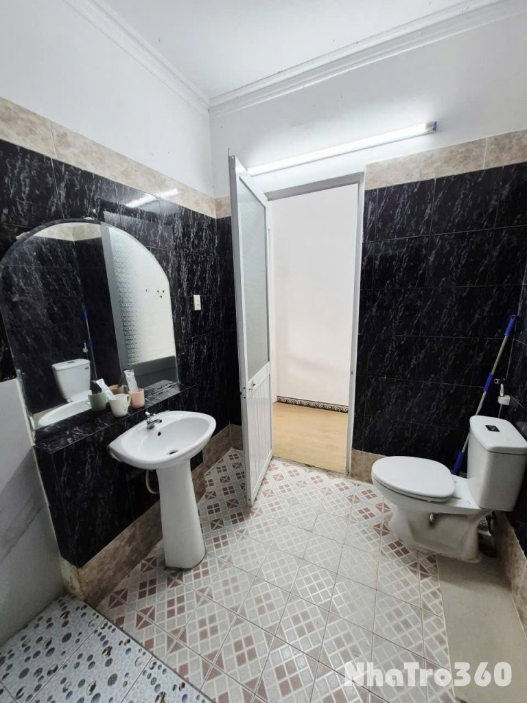 Cho thuê căn hộ ban công, Q4, Đường Nguyễn Tất Thành, gần ĐH Nguyễn Tất Thành, Cầu Tân Thuận, Chợ Xóm Chiếu