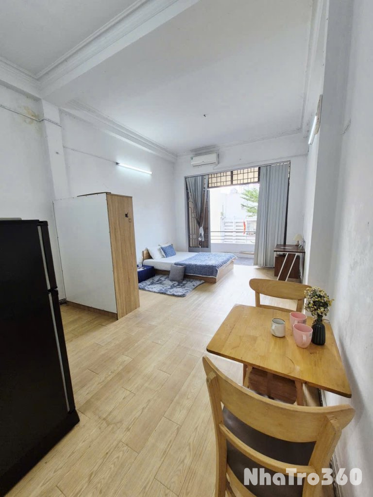 Cho thuê căn hộ ban công, Q4, Đường Nguyễn Tất Thành, gần ĐH Nguyễn Tất Thành, Cầu Tân Thuận, Chợ Xóm Chiếu