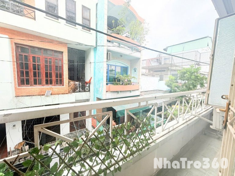 Cho thuê căn hộ ban công, Q4, Đường Đoàn Văn Bơ, gần ĐH Nguyễn Tất Thành, ĐH Luật, Chợ Xóm Chiếu