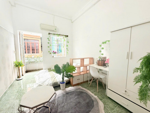 Cho thuê căn hộ ban công, Q4, Đường Đoàn Văn Bơ, gần ĐH Nguyễn Tất Thành, ĐH Luật, Chợ Xóm Chiếu