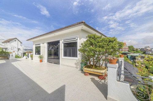 Cho thuê villa sân vườn 4 nhà riêng biệt 7 phòng đường Lý Nam Đế, phường 8, đà lạt giá 40tr