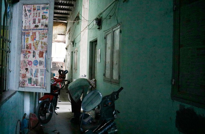 Những người mưu sinh kiếm tiền để sống qua ngày không đủ sức trả tiền thuê nhà trọ trong mùa dịch. ẢNH: LÊ HỒNG HẠNH