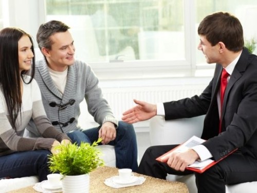 Những lợi ích và rủi ro khi thuê nhà qua môi giới